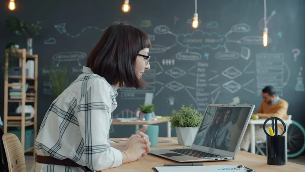ผู้ประกอบการกำลังสร้างแอปโดยใช้ AI assistant บน laptop โดยไม่ต้องมีความรู้ด้านการเขียน code