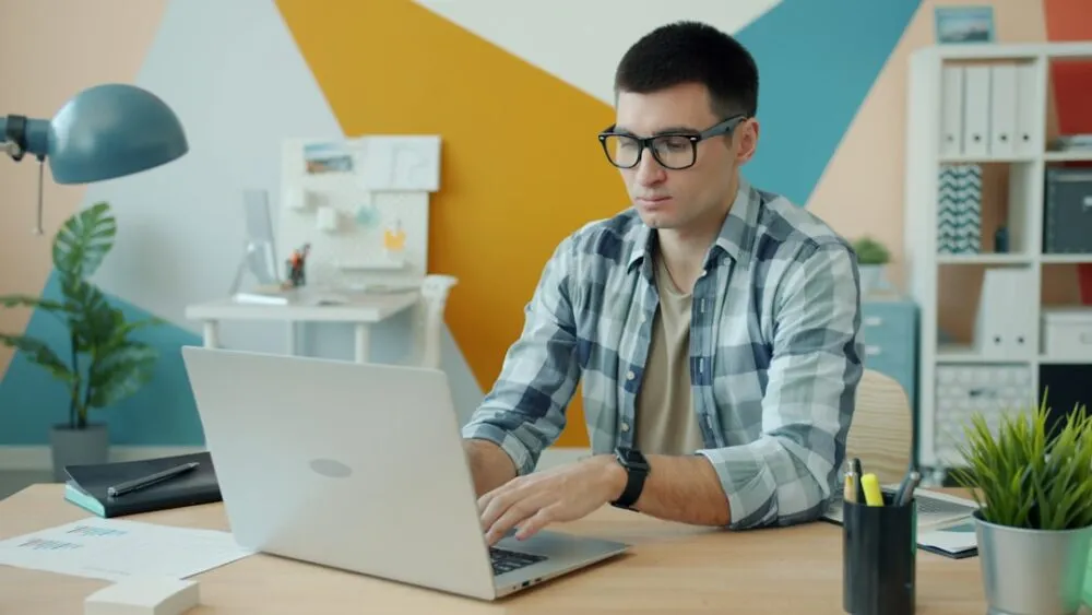 นักพัฒนากำลังสร้าง AI Agent ที่ทำงานอัตโนมัติโดยใช้ MCP เชื่อมต่อกับเครื่องมือต่างๆ