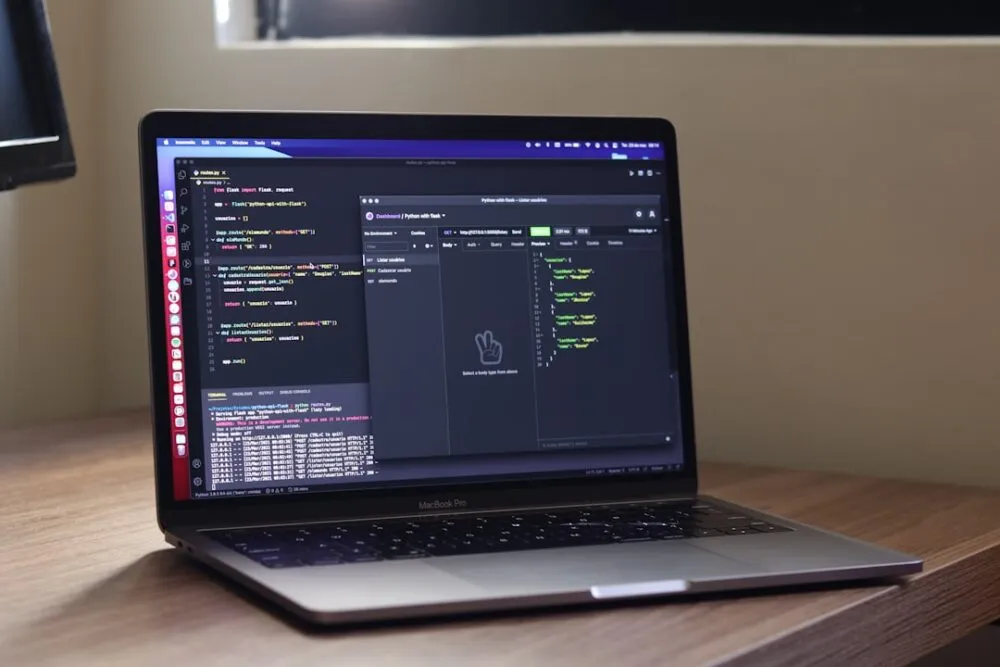 นักพัฒนากำลังสร้าง AI Agent ด้วย visual workflow interface บนแล็ปท็อป แสดงบล็อกที่เชื่อมต่อกันสำหรับ trigger, AI processing และ output
