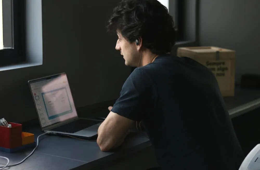 มืออาชีพชาวเอเชียกำลังเขียน System Prompt และ prompt engineering บน laptop เพื่อ configure AI agent ในการทำงาน