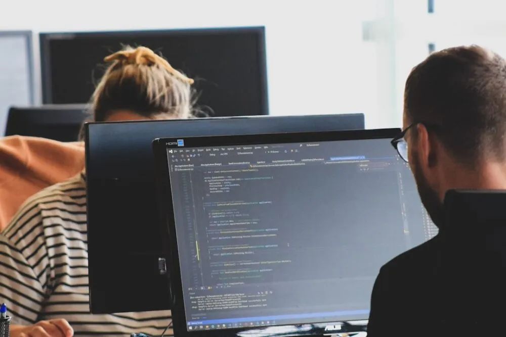 ทีมนักพัฒนากำลังสร้าง workflow automation ด้วย n8n แบบ node-based interface บน screen ขนาดใหญ่ในออฟฟิศ