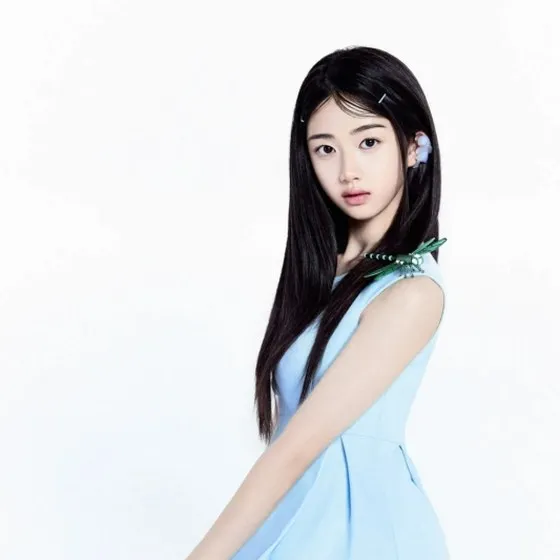 Ayune ในภาพโปรโมตชุดสีฟ้าอ่อน