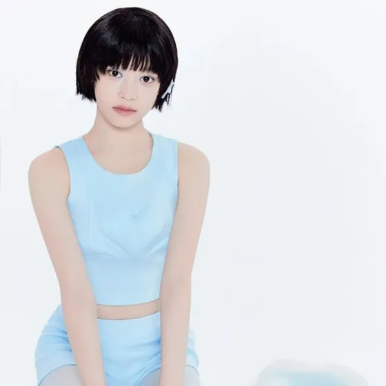 Himeki ในภาพโปรโมตชุดสีฟ้าอ่อน